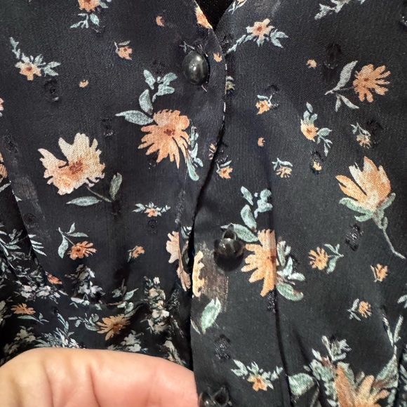 Elegant Black Floral Blouse - Picture 4 of 7